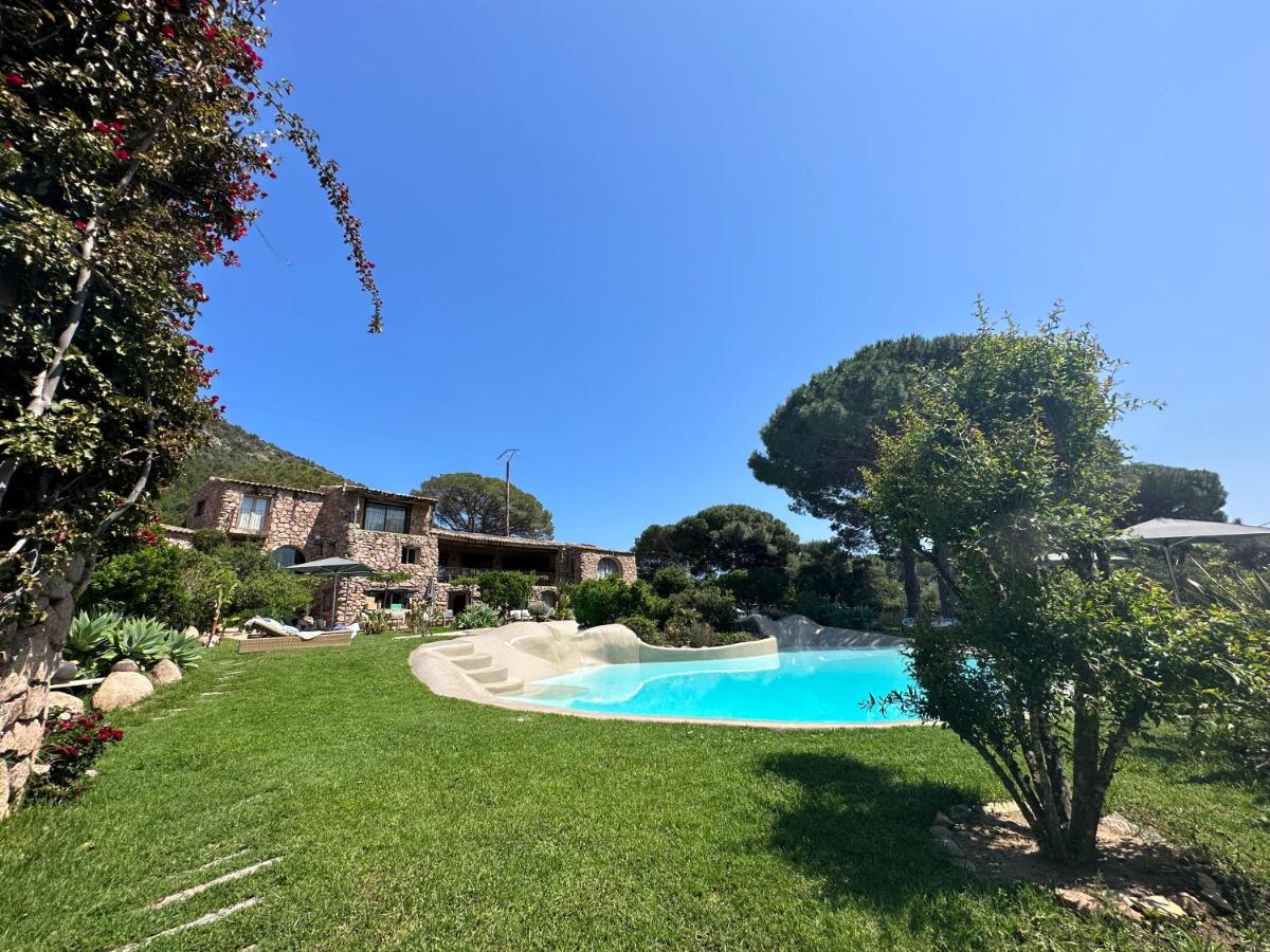 Piscine de l'établissement Hôtel Ambassador Palombaggia ou située à proximité