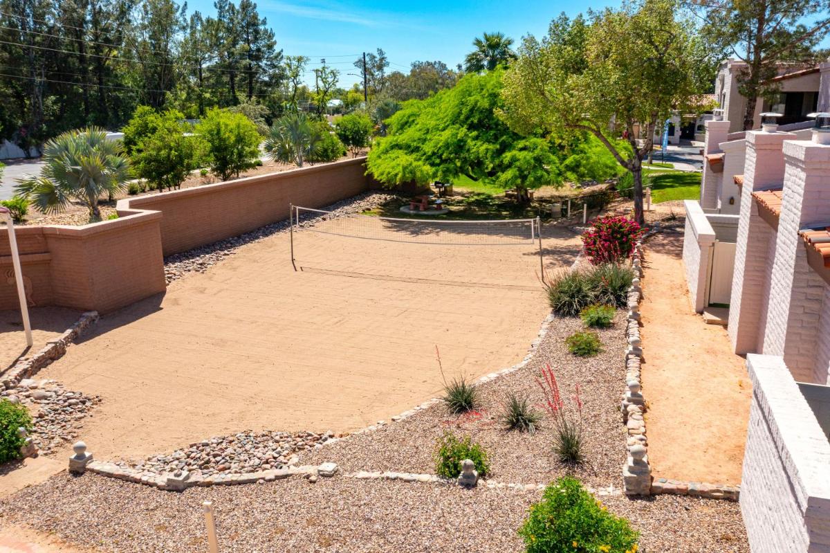 Scottsdale Camelback Resort - Housity