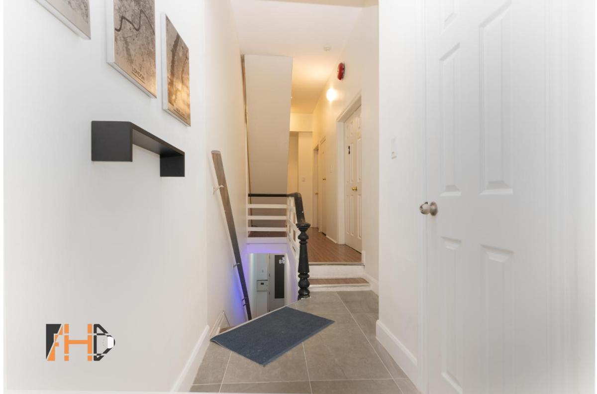 Downtown Retreat, Spacious 3-Bedroom Urban Getaway - Housity
