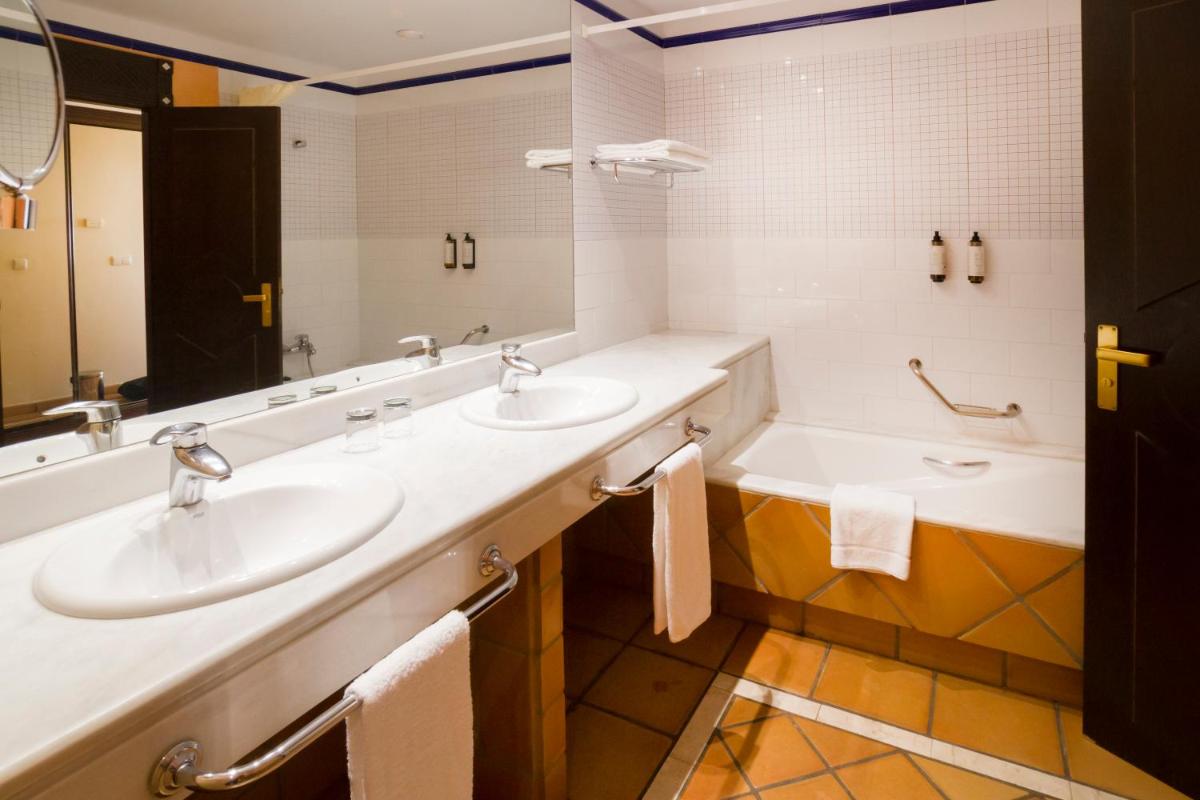 Un baño de Ibersol Almuñecar Beach & Spa Hotel