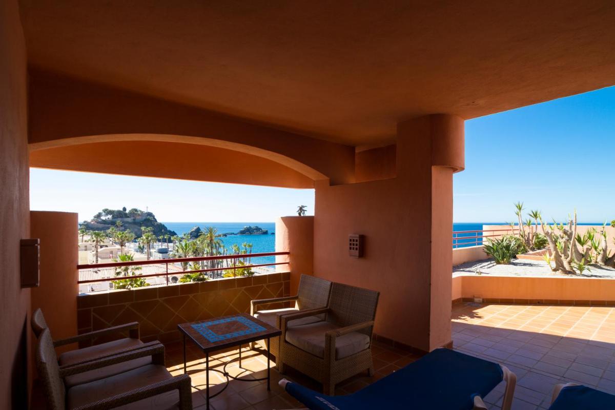 vistas al océano desde el balcón de una casa en Ibersol Almuñecar Beach & Spa Hotel, en Almuñécar