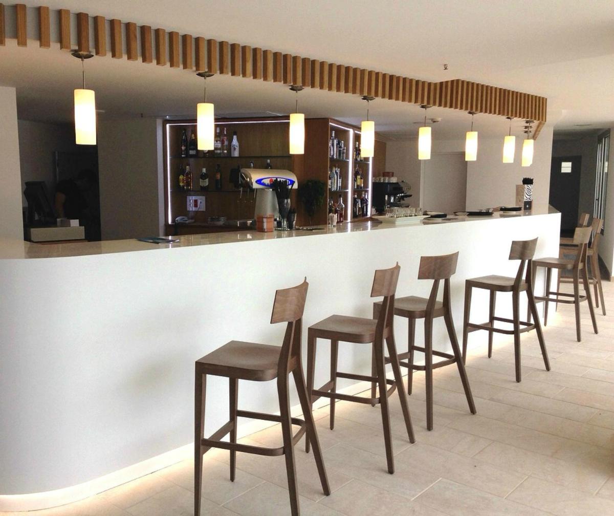 El salón o zona de bar de BG Pamplona