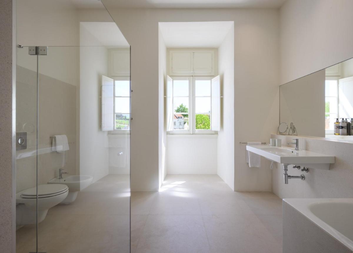 Uma casa de banho em Montebelo Mosteiro de Alcobaça Historic Hotel
