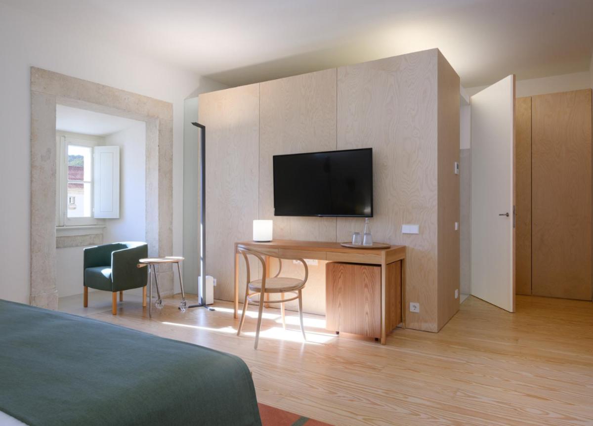 Uma televisão e/ou sistema de entretenimento em Montebelo Mosteiro de Alcobaça Historic Hotel