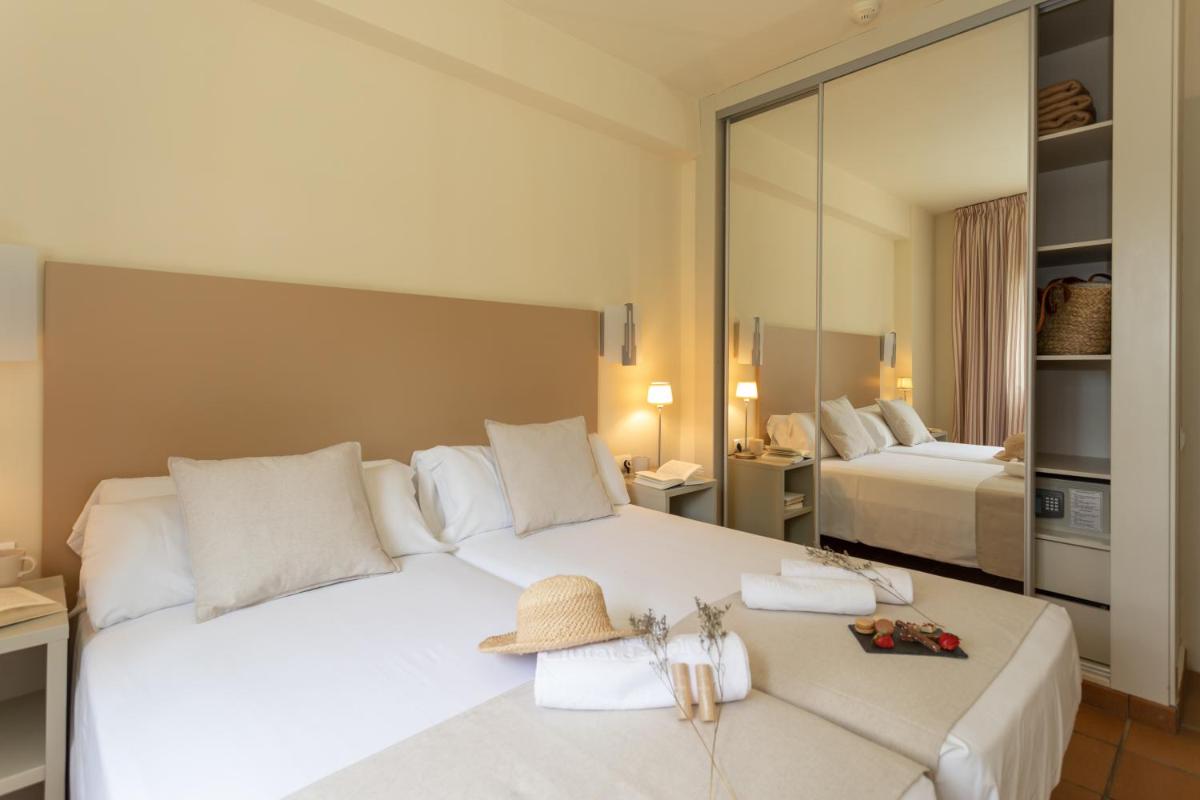 Cama o camas de una habitación en Aparthotel Ciutat de Palol