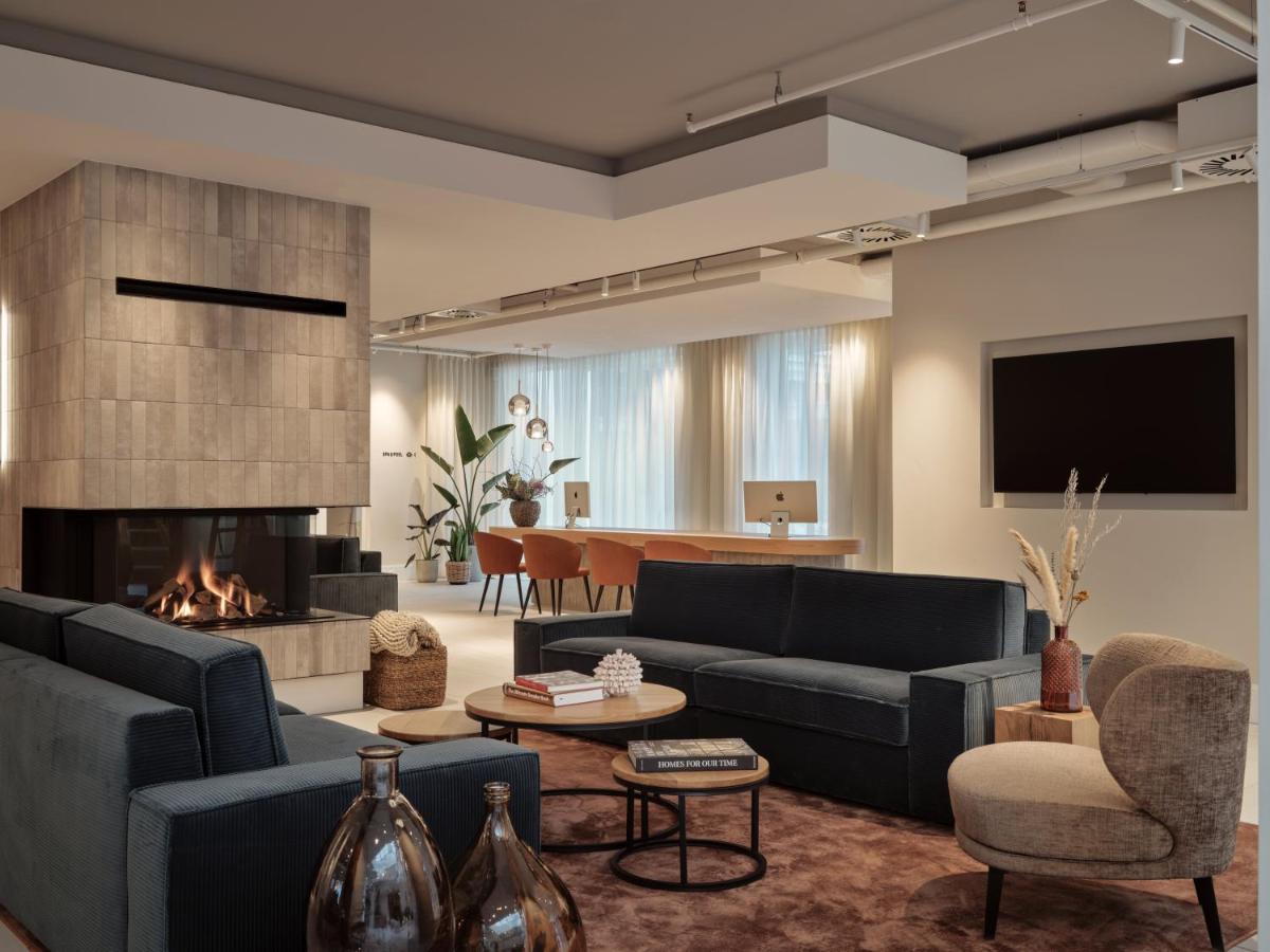 ein Wohnzimmer mit Couch und Kamin in der Unterkunft the breeze in Ahlbeck