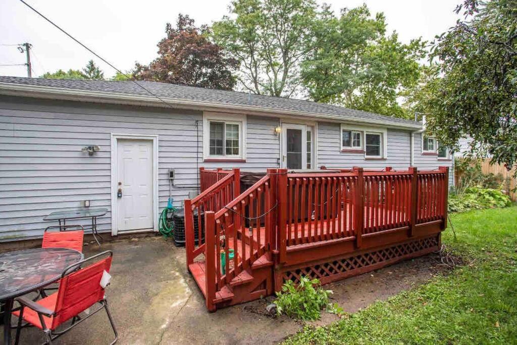 ~Ranch W/ Hot Tub~ by Arprt/Dtwn/UofR/RIT W/AC - Housity