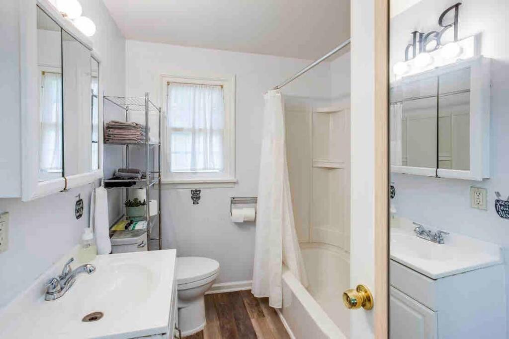 ~Ranch W/ Hot Tub~ by Arprt/Dtwn/UofR/RIT W/AC - Housity