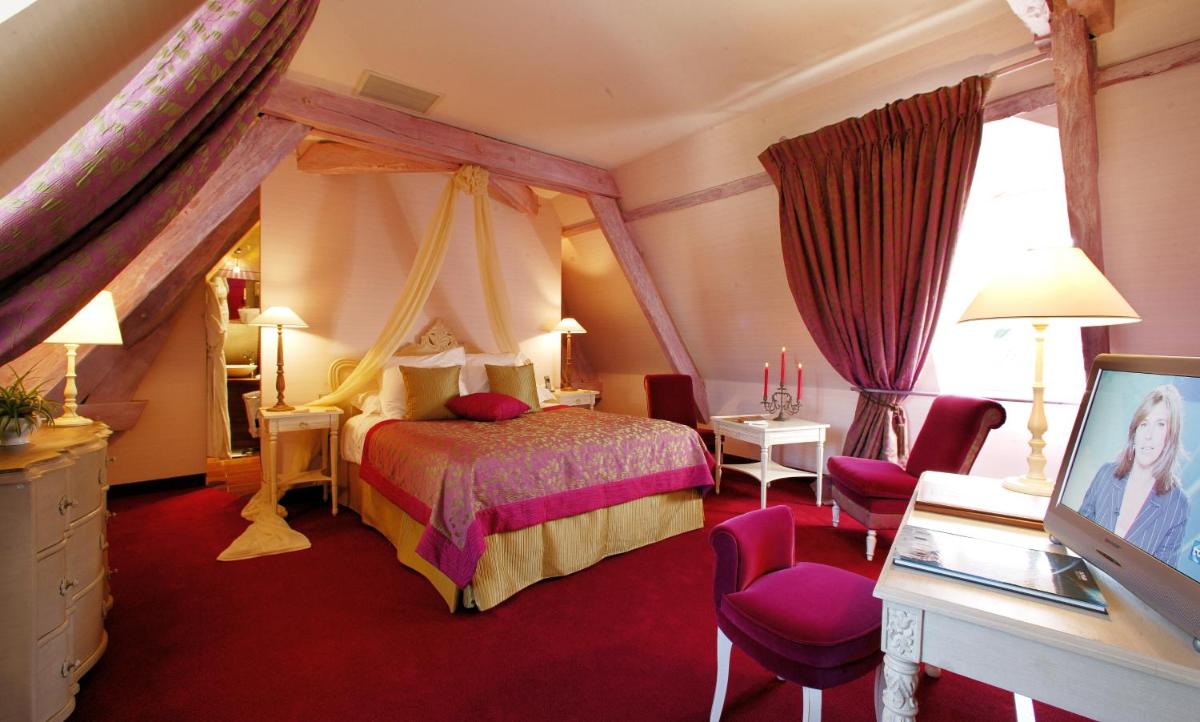 une chambre d'hôtel avec un lit à baldaquin dans l'établissement Clos La Boëtie & Spa, à Sarlat-la-Canéda 33 autres photos