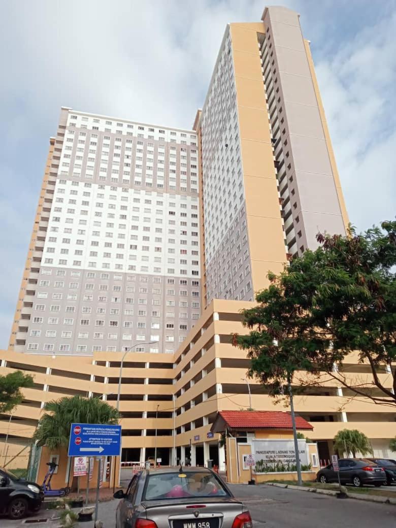 Homestay Camelia Kuala Terengganu Houses 3 Room 2 Bathroom - Near Batu Buruk Beach , Drawbridge, Pasar Payang, KTCC Mall & Hospital HSNZ - Housity