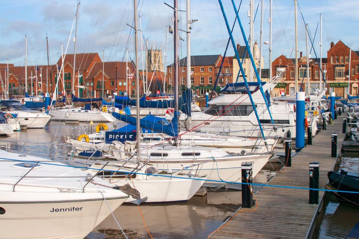HU-Nine Dock House - Sleeps 4 - Housity