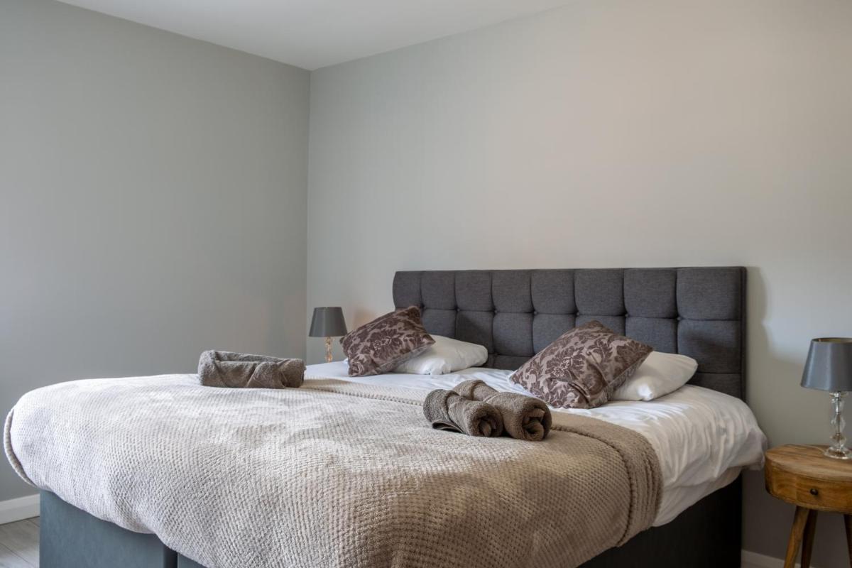 Wonderful Townhouse with BBQ Backyard - Housity