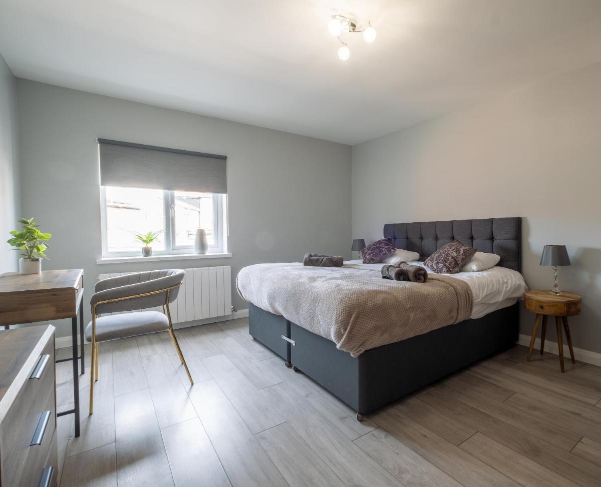Wonderful Townhouse with BBQ Backyard - Housity