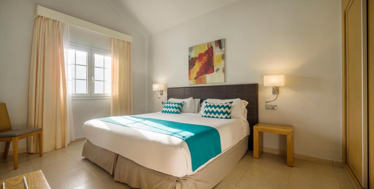 Cama o camas de una habitación en ILUNION Costa Sal Lanzarote