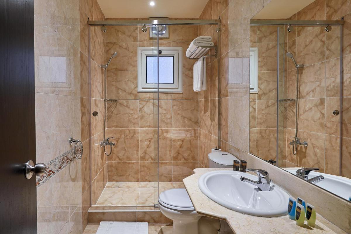 Golden Carven Hotel - Housity