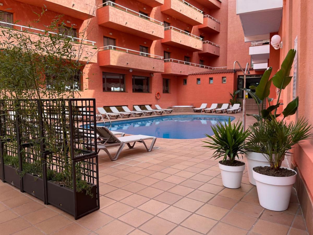 Un patio con piscina en un edificio. en Tossa Beach Center, en Tossa de Mar