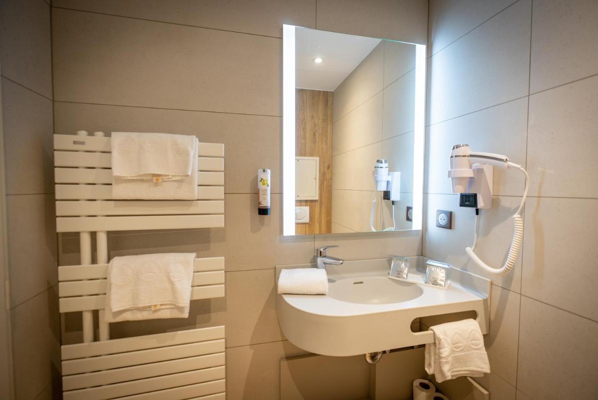 Salle de bains dans l'établissement Logis Hôtel de la Tour