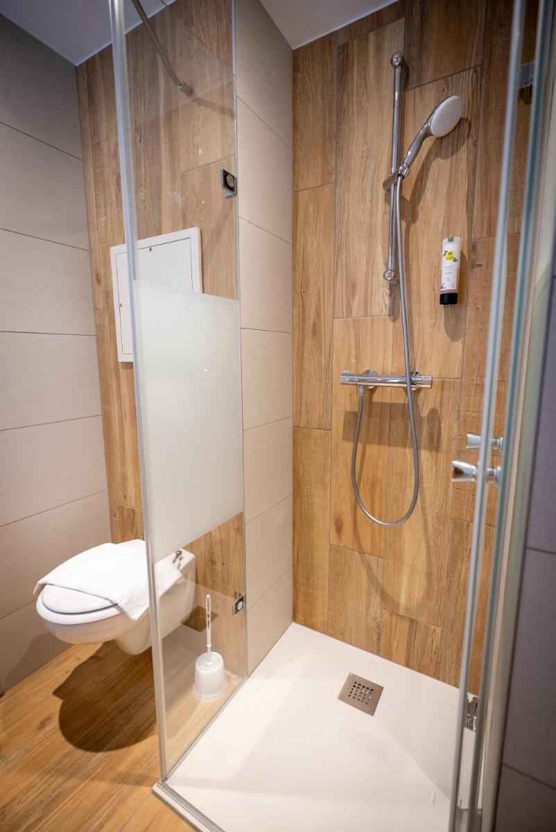 Salle de bains dans l'établissement Logis Hôtel de la Tour