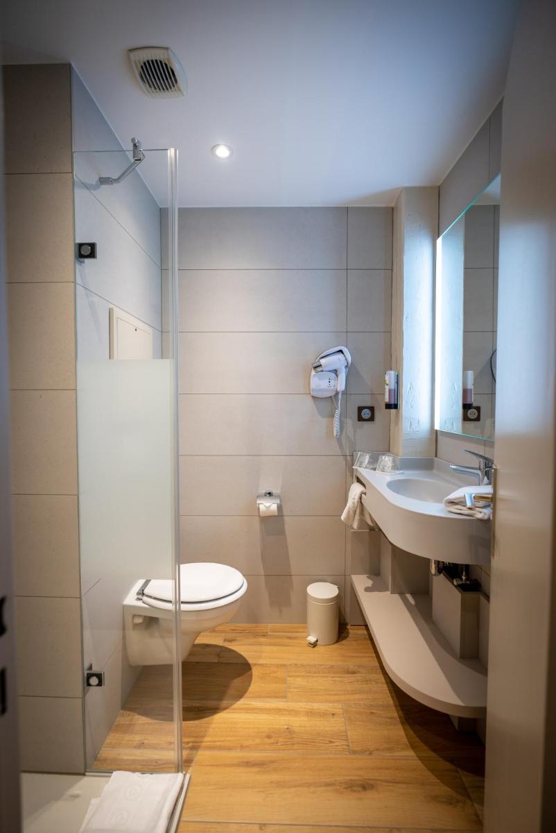 Salle de bains dans l'établissement Logis Hôtel de la Tour