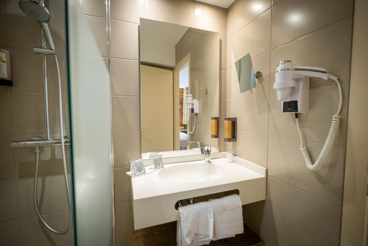 Salle de bains dans l'établissement Logis Hôtel de la Tour