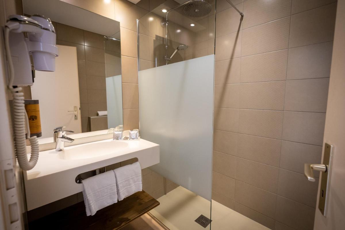 Salle de bains dans l'établissement Logis Hôtel de la Tour