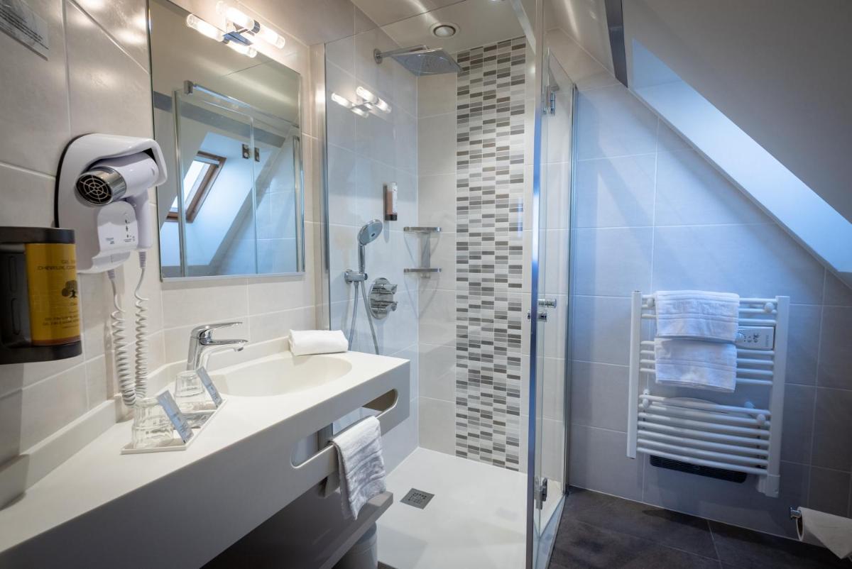 Salle de bains dans l'établissement Logis Hôtel de la Tour