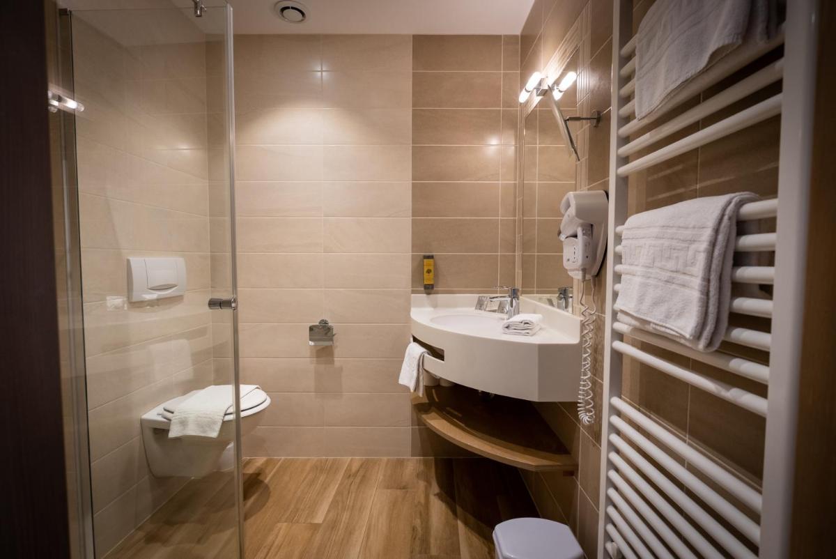 Salle de bains dans l'établissement Logis Hôtel de la Tour