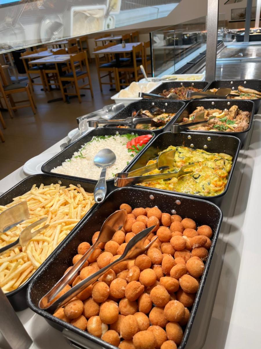 Comida en o cerca de este hotel