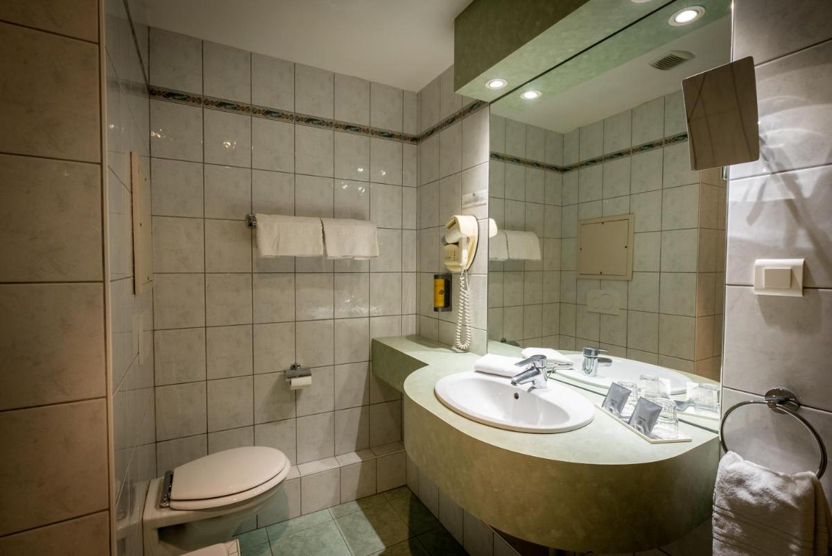 Salle de bains dans l'établissement Logis Hôtel de la Tour