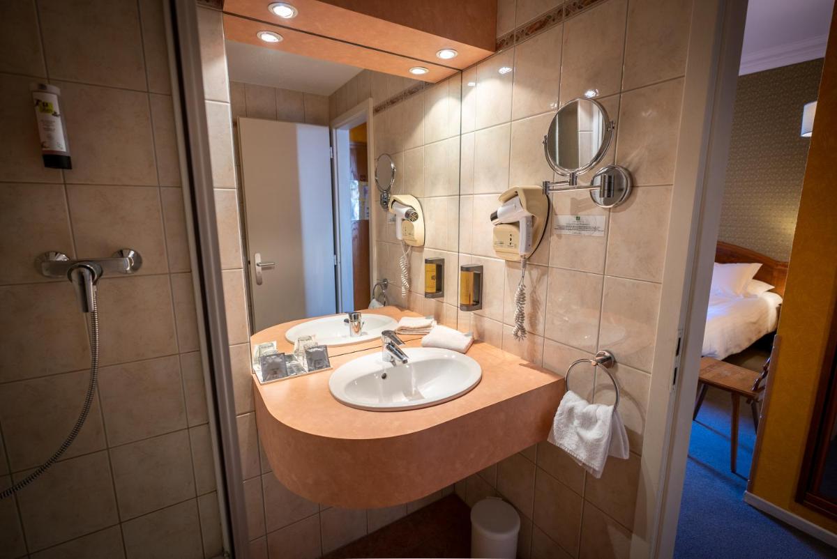 Salle de bains dans l'établissement Logis Hôtel de la Tour
