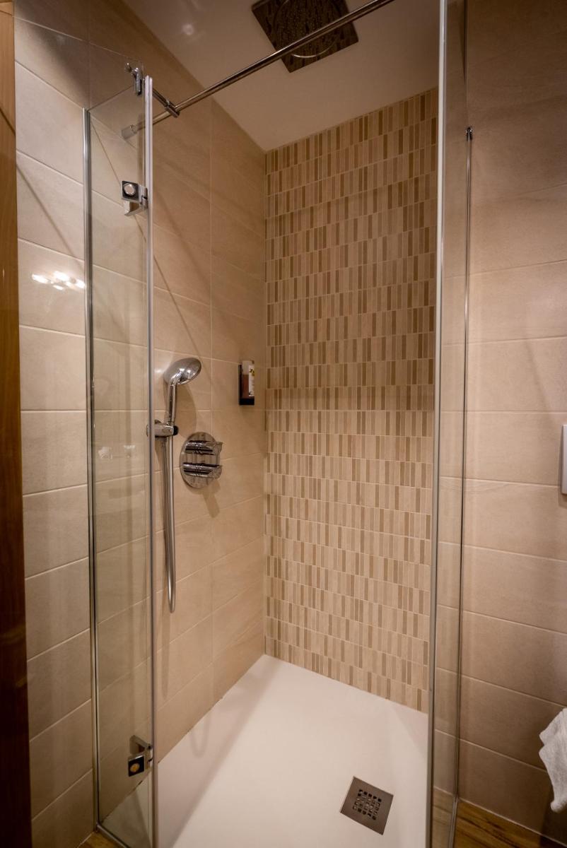 Salle de bains dans l'établissement Logis Hôtel de la Tour
