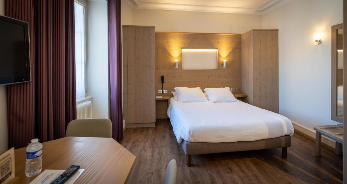 Télévision ou salle de divertissement dans l'établissement Logis Hôtel de la Tour