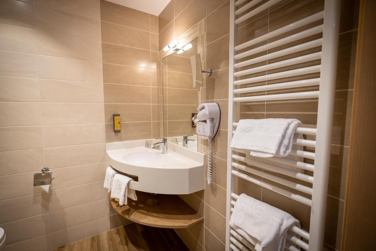 Salle de bains dans l'établissement Logis Hôtel de la Tour