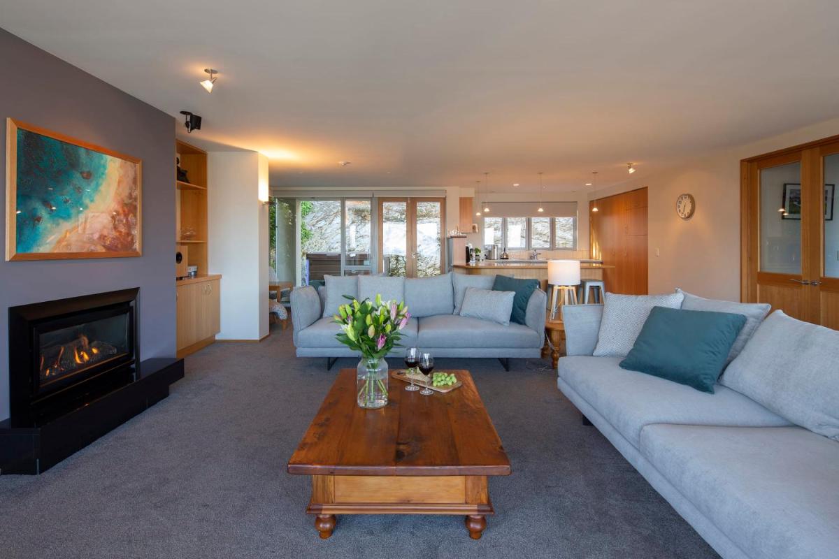 Suitetrails - Villa Weka Lake Views Gas Fire Hot Tub