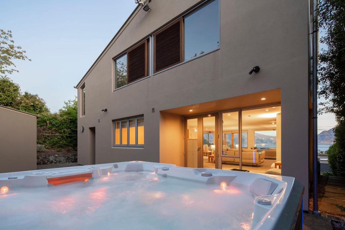 Suitetrails - Villa Weka Lake Views Gas Fire Hot Tub