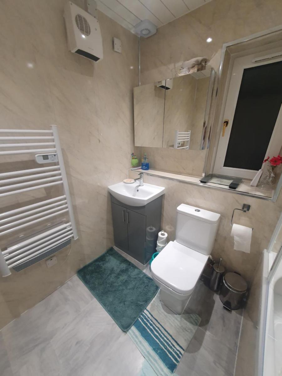 Peaceful Private room with free parking and WiFi - Housity