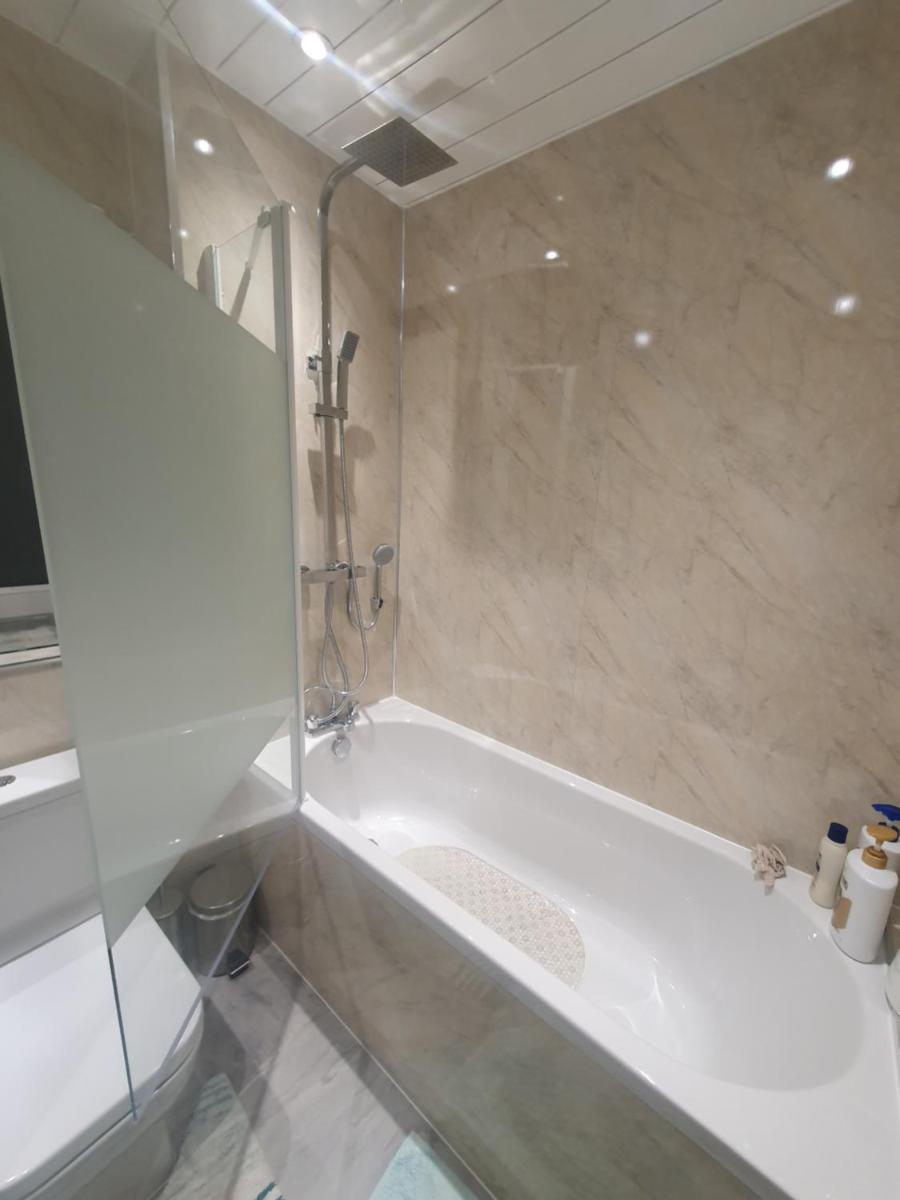 Peaceful Private room with free parking and WiFi - Housity