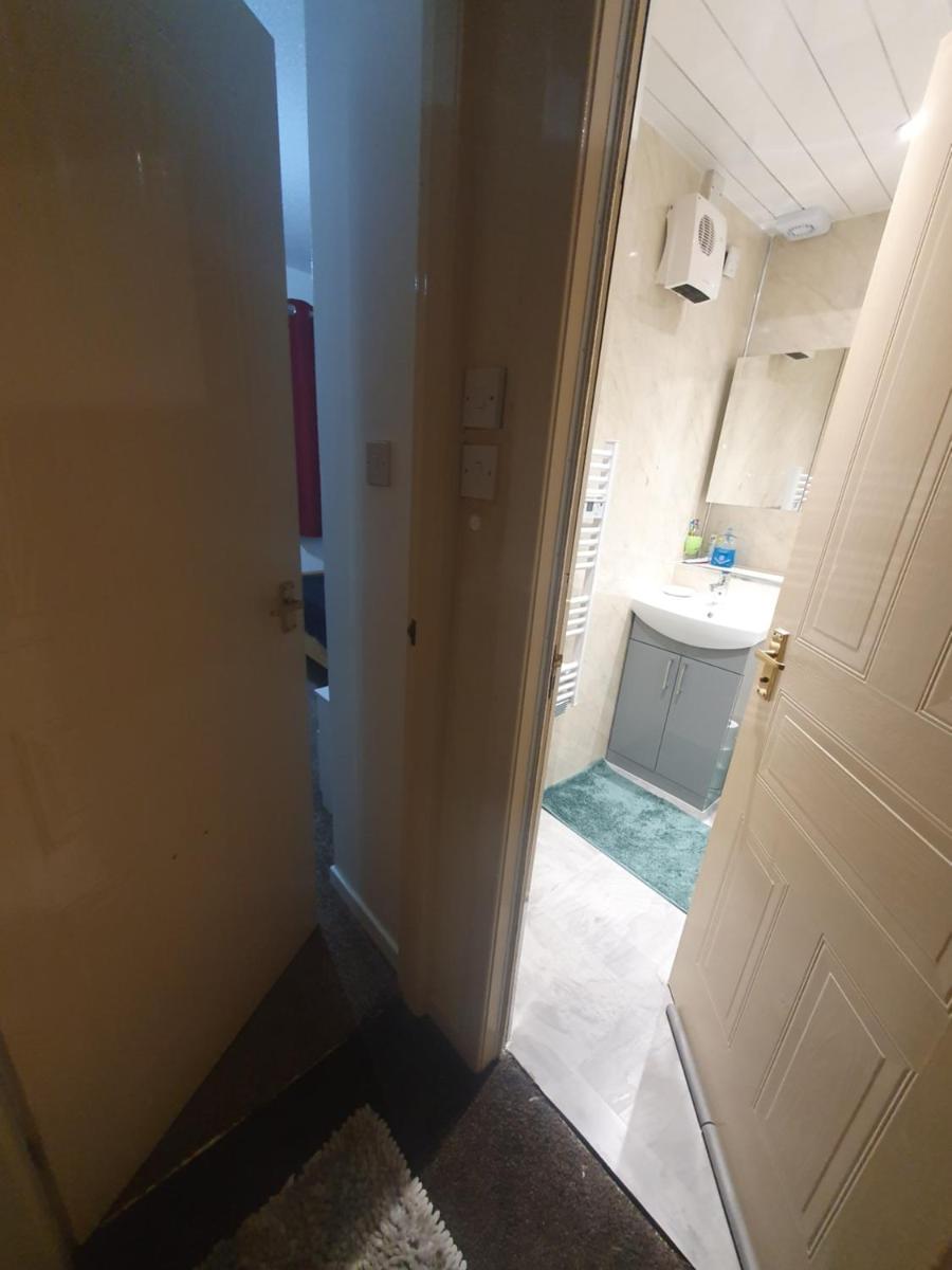 Peaceful Private room with free parking and WiFi - Housity