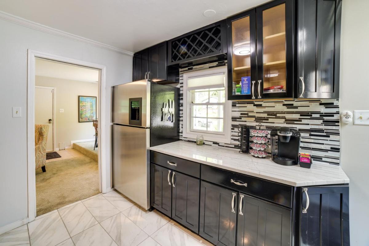 Gary Cottage with Outdoor Dining Areas - Near Beach! - Housity
