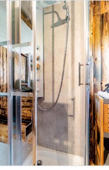Roulotte du puits avec jacuzzi et sauna privatif - Housity