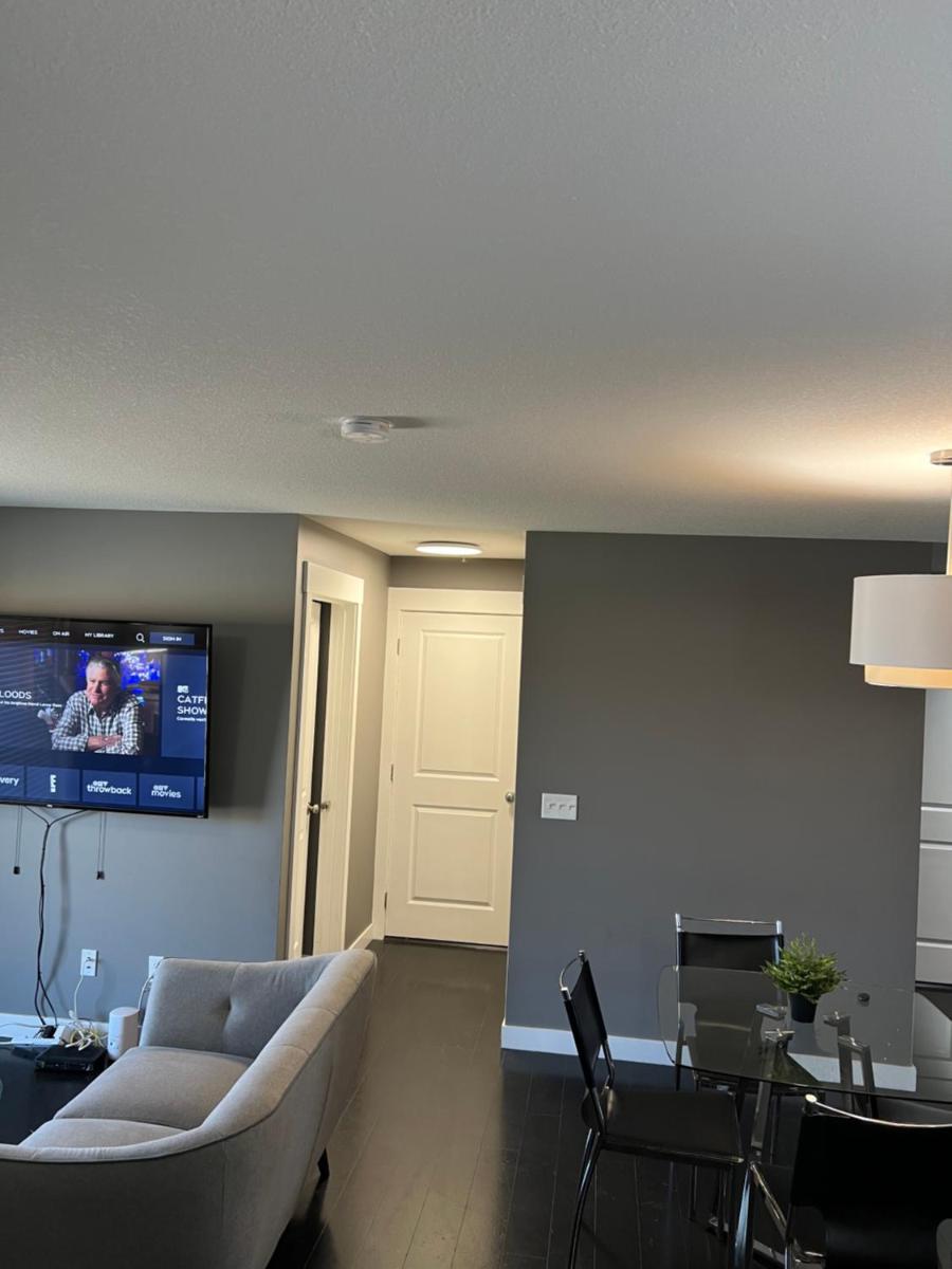 Lovely 2 bedroom 2 bathroom plus den - Housity