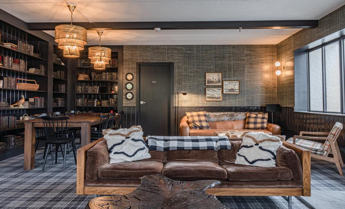 Hunter Lodge, a Bluebird by Lark - Housity