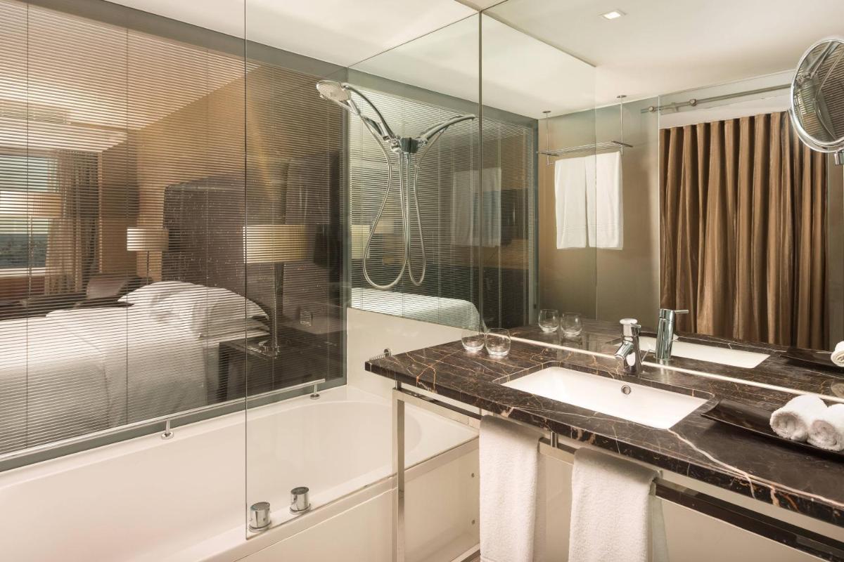 Uma casa de banho em Sheraton Lisboa Hotel & Spa