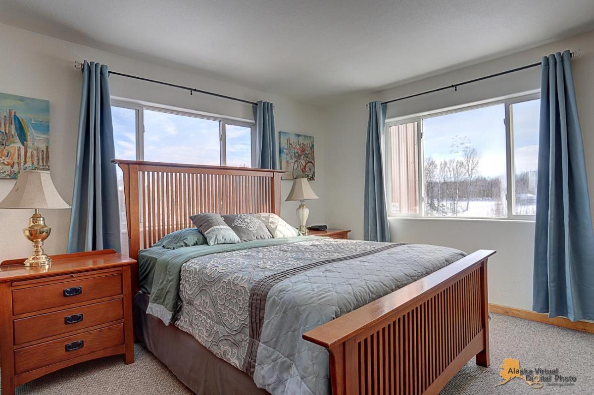 Falcon's Nest Bed and Breakfast - Housity