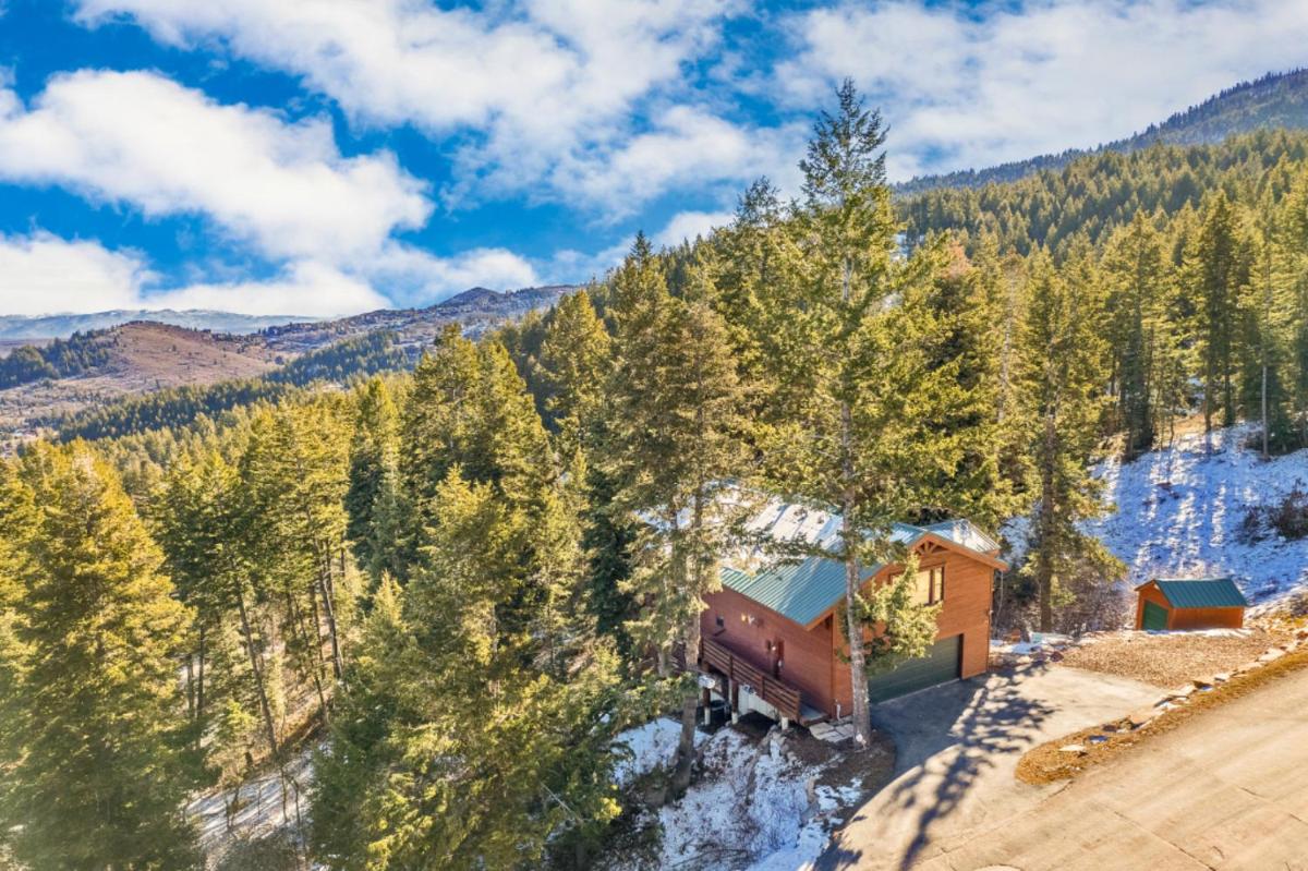 Silver Hollow by AvantStay Gorgeous Secluded Park City Home w Hot Tub and Pine Tree Views - Housity