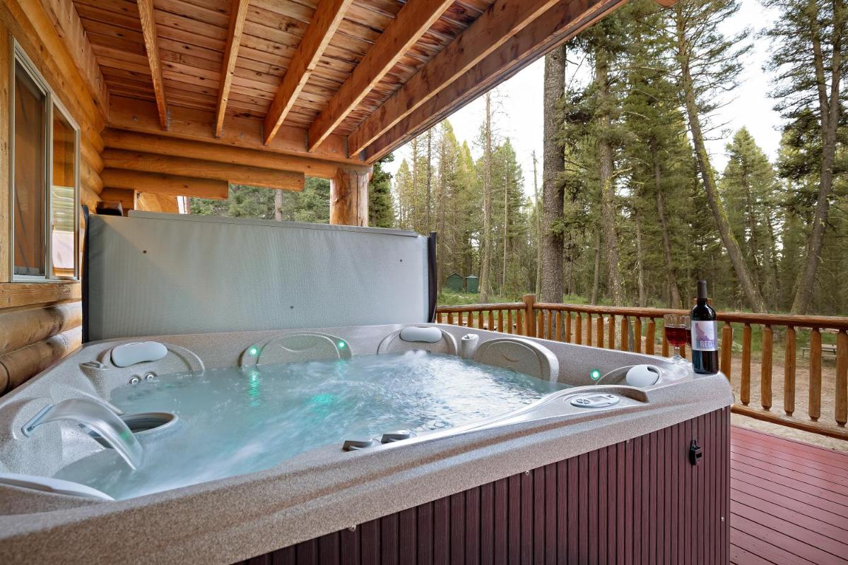 Lodgepole Lookout by KABINO Hot Tub Garage Foosball Fire Pit Theater Room U-Shaped Driveway - Housity