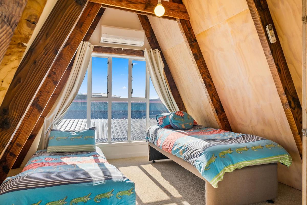 Alpha - Otaki Beach Holiday Home - Housity
