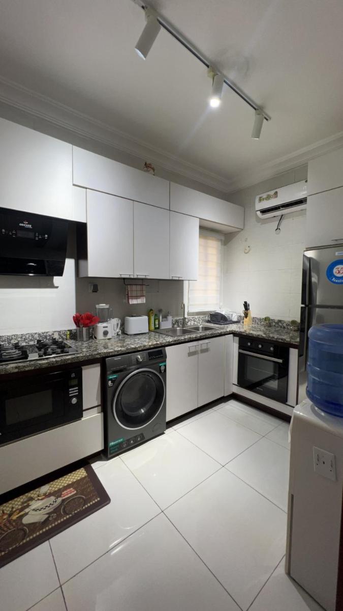 Well secured 2 bedroom all en-suite apartment in Lekki Phase 1 - Housity