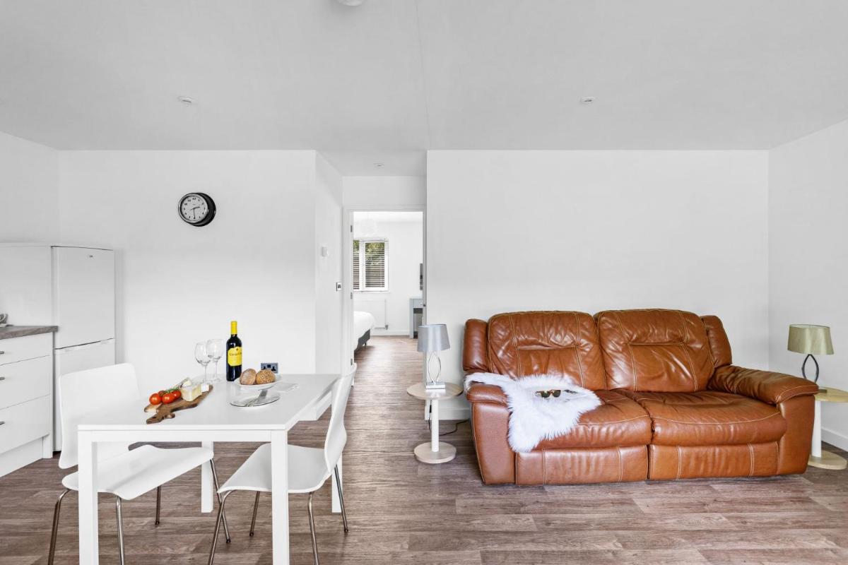 The Clover Lodge, Red Lake Farm Nr Glastonbury - Housity