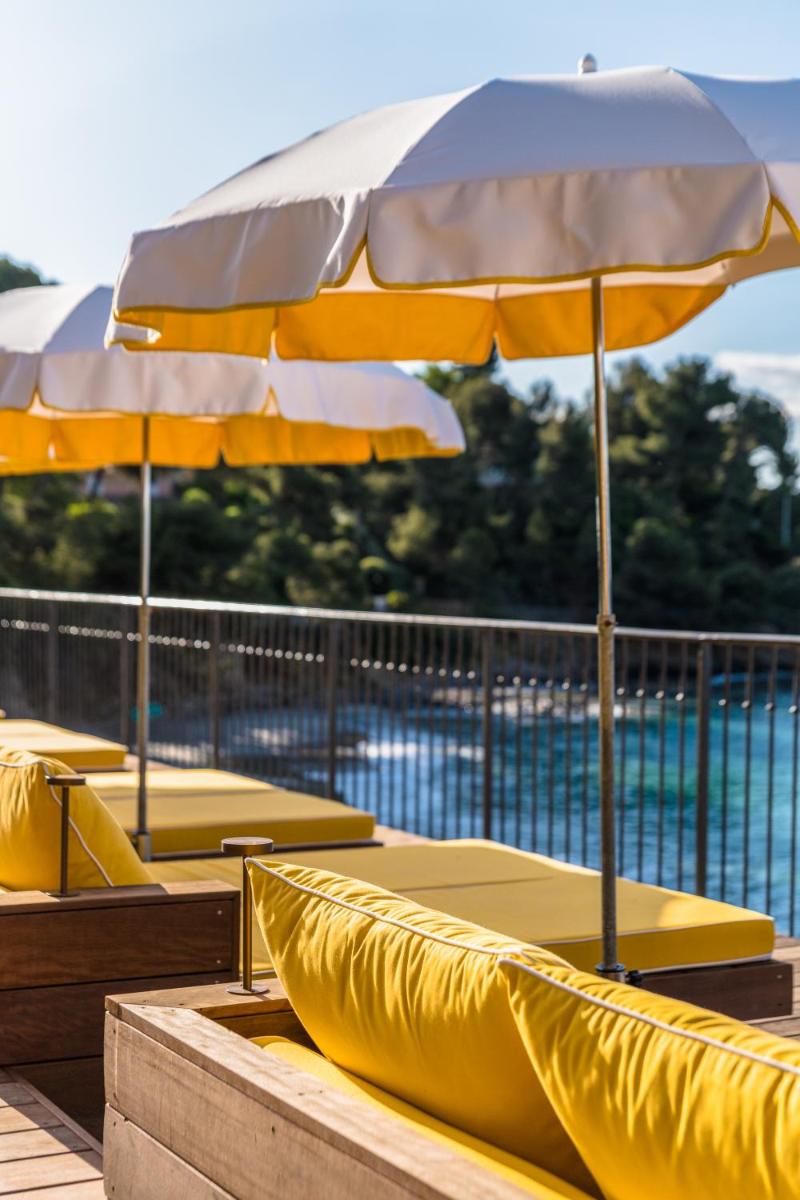 Piscine de l'établissement Hôtel Le Bailli De Suffren ou située à proximité